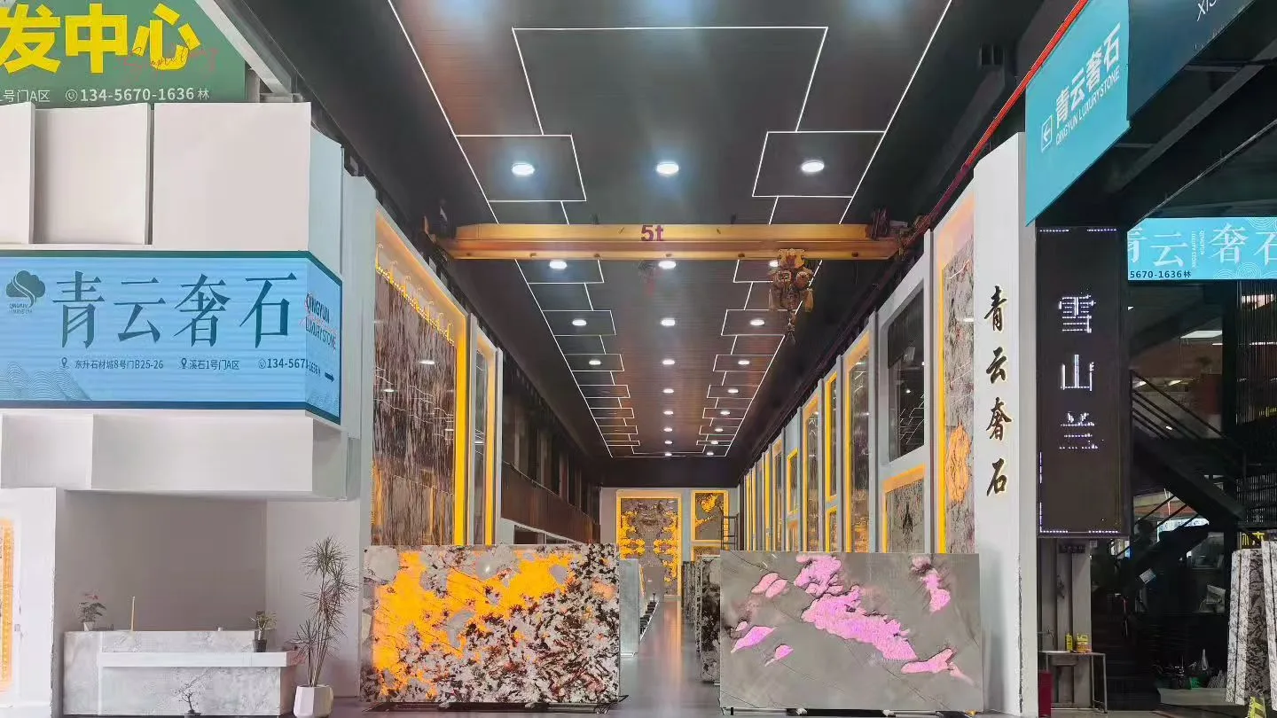 杭州和盛石材福建水头分厂所在的石材市场展销通道实景,两侧立放天然石材大板,顶部横梁标有 5t 行车标识