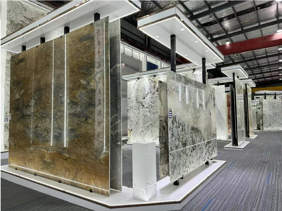 杭州和盛石材大板超市展厅内景,立柱式展架竖立陈列天然大理石与奢石大板,顶灯下可见石材纹理与光泽